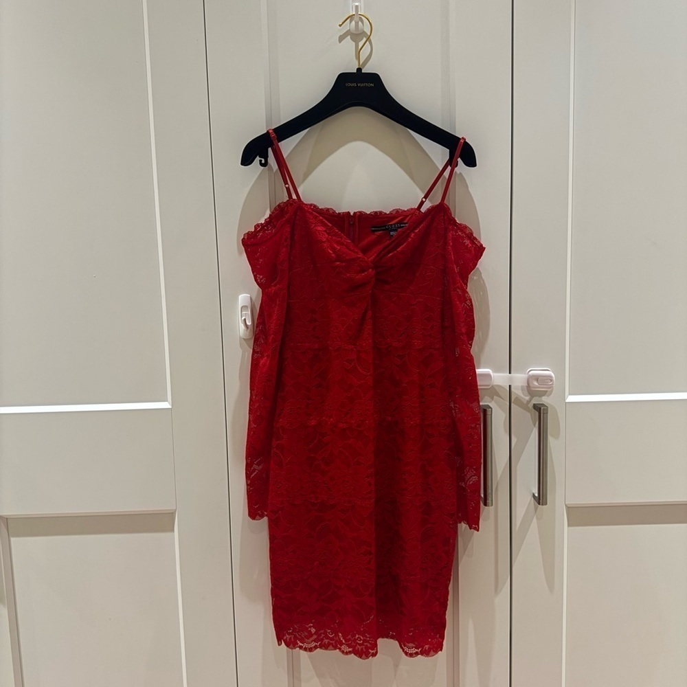 ✨GUESS Sexy Beautiful Off Shoulder Dress - Good
condition- Size Small✨ - Picture 11 of 15